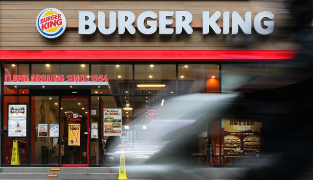 버거킹이 글로벌 원자재 가격 상승 영향으로 24일부터 일부 제품 가격을 올린다. 서울 소재 한 버거킹 매장 앞을 오토바이가 지나가고 있다. /사진=뉴시스