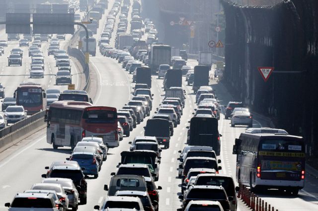 24일 설 연휴를 앞두고 고속도로 귀성길 정체가 시작됐다. 사진은 24일 서울 잠원IC 인근 경부고속도로 하행선이 정체된 모습. /사진=뉴시스