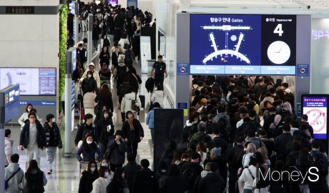 설 명절을 앞두고 벌써 공항에 인파가 몰리고 있다. 사진은 24일 인천 중구 운서동 인천국제공항 제1여객터미널을 찾은 여행객들이 탑승동으로 이동하기 위해 줄을 서서 기다리고 있는 모습. /사진=임한별 기자