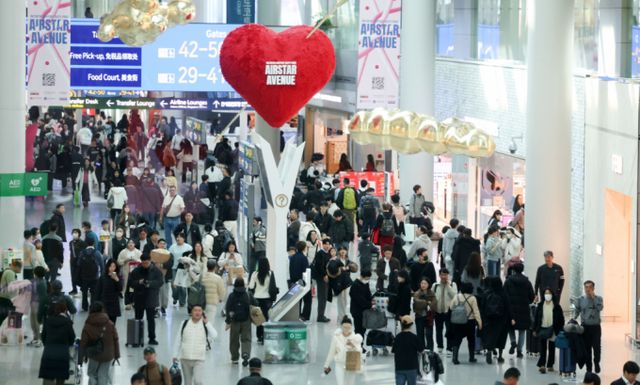 설 연휴를 하루 앞둔 24일 인천국제공항 면세점에서 여행객들이 오가고 있다./사진=뉴시스