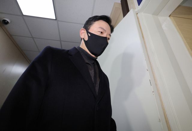 김성훈 대통령경호처 차장이 24일 오전 서울 서대문구 경찰청 국가수사본부 특별수사단에 출석하고 있다. /사진=뉴스1