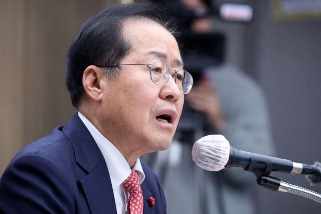 홍준표 대구시장이 대구시청 산격청사에서 열린 송년 기자간담회에서 취재진 질문에 답하고 있다./ 사진=뉴스1