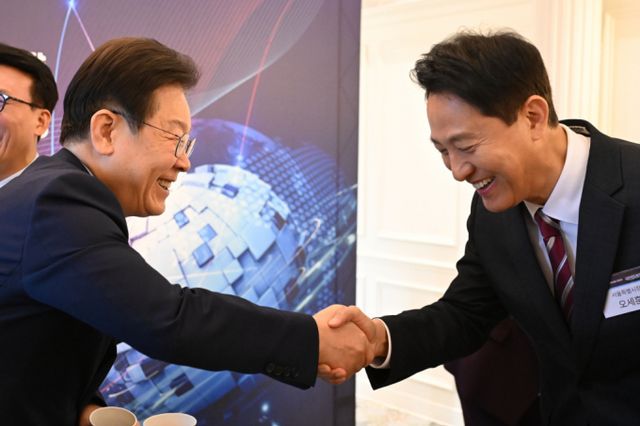 이재명 더불어민주당 대표와 오세훈 서울시장이 17일 서울 여의도 국민일보 컨벤션홀에서 ’글로벌 경제안보 전쟁-한국의 생존전략’ 주제로 열린 2024 국민미래포럼에서 인사하고 있다./사진=뉴스1