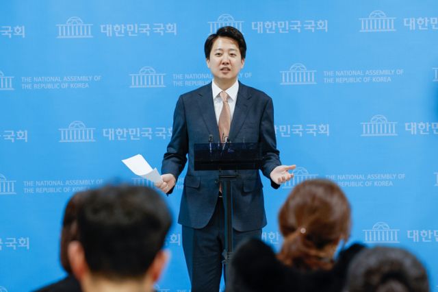 이준석 개혁신당 의원이 24일 오후 서울 여의도 국회 소통관에서 부정선거 논란에 대한 황교안 전 대표, 전한길 강사 등과의 무제한토론을 제안하며 기자회견을 한 뒤 취재진 질문에 답하고 있다./사진=뉴스1