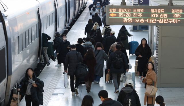 설 명절 연휴가 시작된 25일 오전 서울 용산구 서울역이 귀성객으로 붐비는 모습. /사진=뉴시스 /사진=추상철