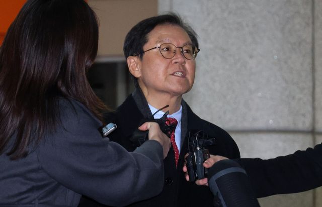 윤석열 대통령 측이 검찰의 윤 대통령 구속기간 연장 재신청을 비판했다. 사진은 윤석열 대통령의 법률대리인인 윤갑근 변호사. /사진=뉴스1(공동취재)