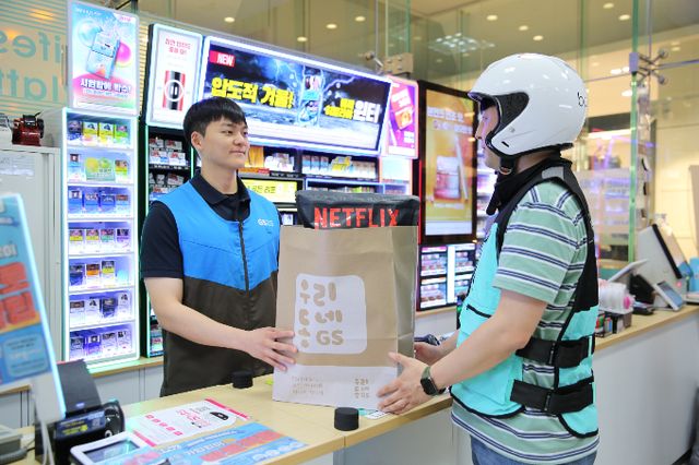 사진은 GS25 편의점에서 주문 즉시 상품이 배송되는 장면. /사진=GS리테일