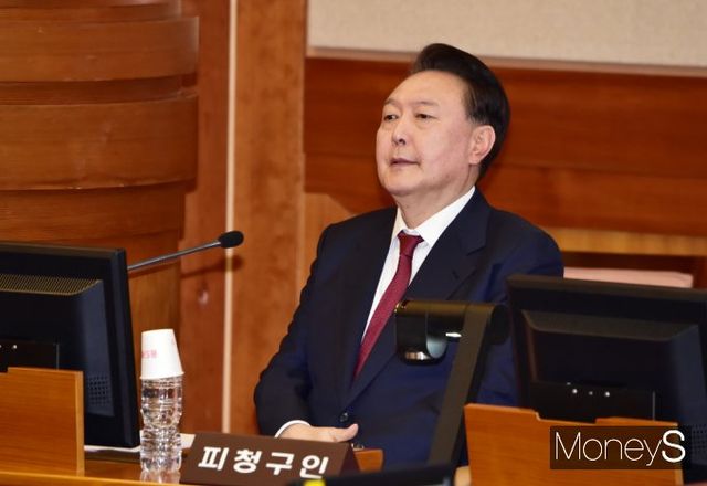 윤석열 대통령이 23일 서울 종로구재동 헌법재판소 심판정에서 진행된 탄핵 심판 4차 변론에 출석한 모습. /사진=임한별(머니S)