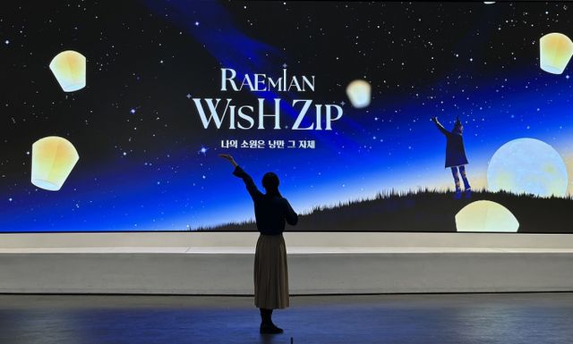 래미안갤러리가 건설업체 최초로 연간 시즌 전시를 도입한 가운데 방문 인원이 증가하며 2년 연속 14만명을 돌파했다. 사진은 래미안갤러리 WISH.ZIP 미디어아트. /사진=삼성물산