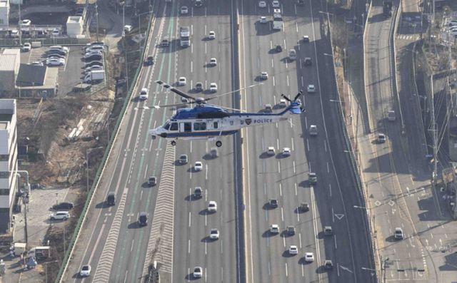 민족 대명절 설 연휴를 앞둔 지난 24일 경기 성남시 경부고속도로 상공에 경찰 헬기가 도로상황을 살펴보고 있다. /사진=뉴시스