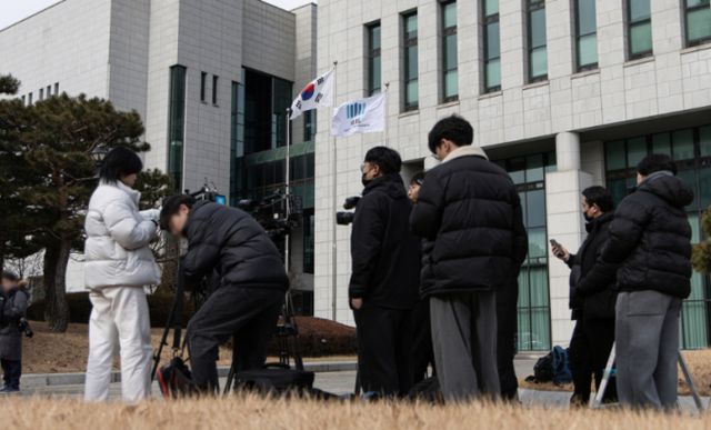 사진은 26일 서울 서초구 대검찰청 앞에 취재진들이 모여 있는 모습./사진=뉴스1