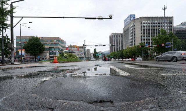 지난해 7월21일 서울 종로구 경복궁역 1번출구 인근 도로에서 어제 발생한 도로 파임(포트홀) 복구가 완료돼 원활한 차량 통행을 보이고 있다./사진=뉴시스 김선웅 기자 