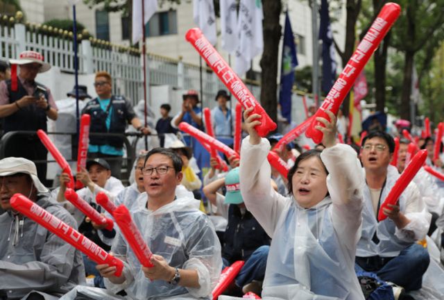 대한민국공무원노조총연맹 조합원들이 지난해 7월22일 오후 서울 종로구 정부서울청사에서 공무원 임금 정액 인상을 촉구하는 구호를 외치고 있다. /사진=뉴스1