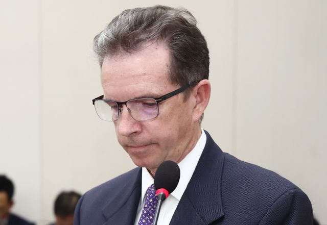 애플코리아가 지난해 법인세 부담을 크게 줄인 사실이 알려지면서 글로벌 빅테크 기업의 조세회피 문제가 도마 위에 올랐다. 사진은 피터 알덴우드 애플코리아 대표가 지난해 10월 서울 여의도 국회 기획재정위원회에서 열린 기획재정부 등에 대한 종합 국정감사에서 굳은 표정을 보이는 모습. /사진=뉴스1