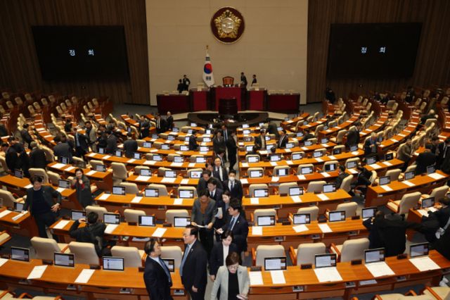 지난 17일 서울 여의도 국회에서 열린 제421회 국회(임시회) 제1차 본회의에서 의원들이 윤석열 정부의 내란ㆍ외환 행위의 진상규명을 위한 특별검사 임명 등에 관한 법률안과 관련해 교섭단체 협의를 위해 본회의장을 나서고 있다. /사진=뉴시스