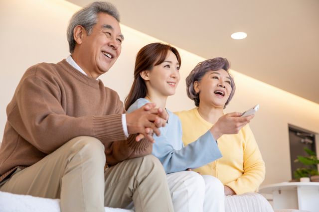 설 연휴가 본격적으로 시작되며 가족들이 한자리에 모일 기회가 찾아왔다. 온 가족이 모여 영화를 감상하며 특별한 추억을 만들어보는 것은 어떨까? /사진=이미지투데이