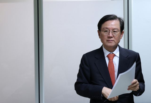  윤석열 대통령 측 윤갑근 변호사가 25일 서울 서초구 스페이스쉐어 강남역센터에서 열린 검찰의 구속영장 연장 재신청 관련 입장 발표 기자회견에 참석하고 있다. 사진은 기사 내용과 직접적인 관련이 없음./사진=뉴스1 김성진 기자