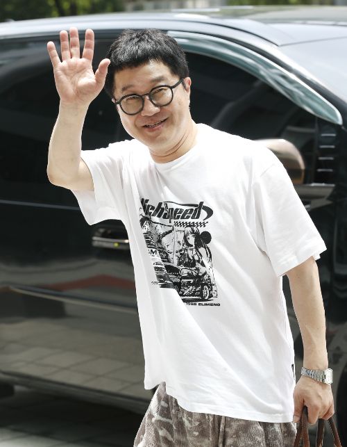 방송인 지상렬이 라디오 '뜨거우면 지상렬' 생방송을 위해 지난해 7월30일 서울 양천구 목동SBS에 도착해 인사를 하고 있다./사진=뉴스1