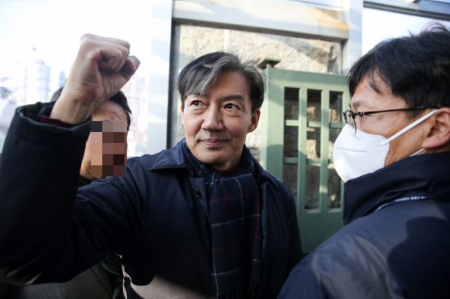 조국 전 조국혁신당 대표가 자난해 12월16일 오전 경기도 의왕시 서울 구치소로 수감되기 전 지지자들을 향해 주먹을 쥐어보이고 있다. /사진=뉴스1