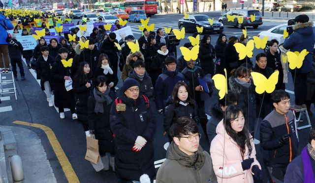 김복동 할머니의 장례식에는 대통령과 정부 각계 인사, 만 여명이 넘는 국민들이 빈소를 찾았다. 김복동 할머니 발인식이 엄수된 1일 오전 서울 중구 세종대로에서 노랑나비를 든 시민들이 김 할머니 운구 차량을 따르는 모습.