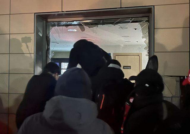  서울서부지법 난동과 관련해 피의자 1명이 추가 구속돼 관련 사선으로 인한 총 구속자가 62명으로 늘었다. 사진은 지난 19일 서부지법에서 벌어진 난동 장면. /사진=(서울=뉴스1) 김민수 기자