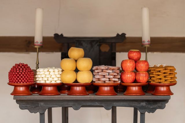 명절에 차례를 지내는 집안이 많지만 과도한 준비와 비용 부담은 여전히 명절 갈등의 주요 원인이다. /사진=이미지투데이