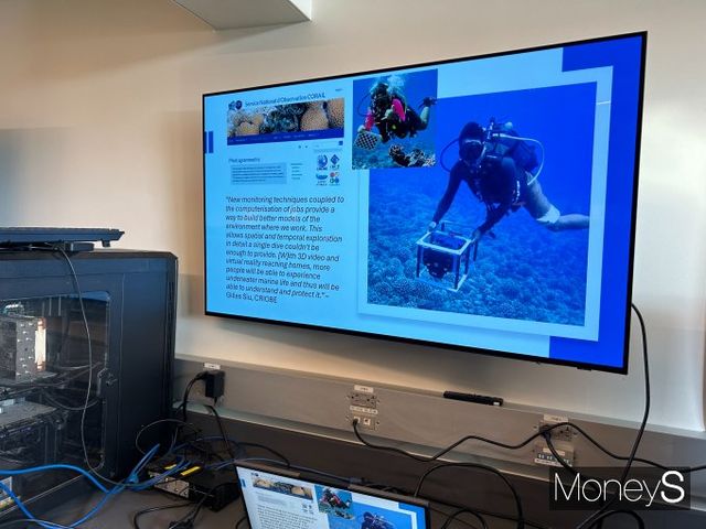 스튜어트 샌딘 교수 연구실에서는 벽에 설치된 대형 모니터를 통해 삼성전자와 협력 촬영해한 바닷속 산호초 사진을 실시간으로 확인할 수 있었다. 사진은 연구실 내부 모니터에 산호초 촬영 과정을 설명한 과정이 묘사되는 모습. /사진=김성아 기자