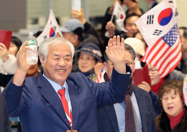 전광훈 사랑제일교회 목사가 자신을 비판하는 내용의 현수막을 교회 건물에 내건 민중교회 담임목사를 상대로 "초상권 침해"라며 소송을 냈으나 최종 패소했다. 사진은 지난 24일 도널드 트럼프 미 대통령 취임식 참석을 마치고 귀국한 전 목사의 모습. /사진=뉴스1