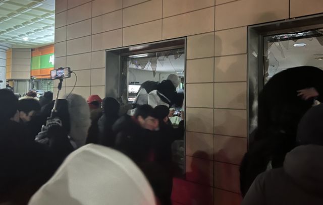  경찰이 최근 발생한 서울서부지법 난동과 관련해 주요 국가 기관에 대한 경기를 강화할 방침이다. 사진은 지난 19일 오전 서부지법에서 벌어진 난동 사태. /사진=뉴스1