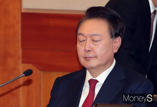 내란 우두머리 혐의를 받는 윤석열 대통령이 구속 기소되면서 설 연휴를 서울구치소에 맞게 됐다. 사진은 윤 대통령이 헌번재판소에 출석해 눈을 감고 있는 모습. /사진=임한별 기자