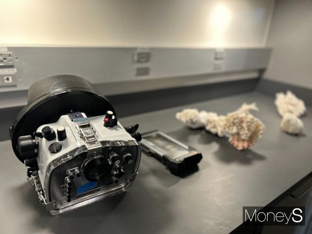 스크립스에서 사용하는 방수 케이스에는 삼성이 맞춤 개발한 잠수 촬영 기술이 적용돼 있는데 연구진이 사용하던 기존 해저 촬영 장비보다 부피와 무게가 대폭 줄었다. 사진은 기존 대형 해저 촬영 장비(왼쪽)과 현재 사용하는 방수 케이스의 모습. /사진=김성아 기자