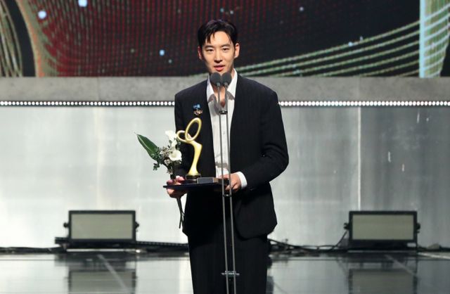 배우 이제훈이 최근 서울아산병원에 1억원의 기부금을 전달했다. /사진=뉴시스