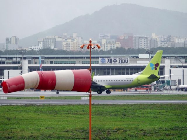 제주에 폭설과 강풍으로 일부 항공편이 결항됐다. 사진은 지난해 6월 강풍이 불고 있는 제주공항의 모습. /사진=뉴시스