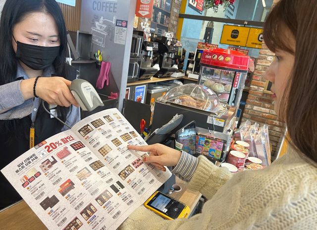 사진은 한 편의점 이용객이 이마트24 선물세트를 고르는 모습. /사진=이마트24