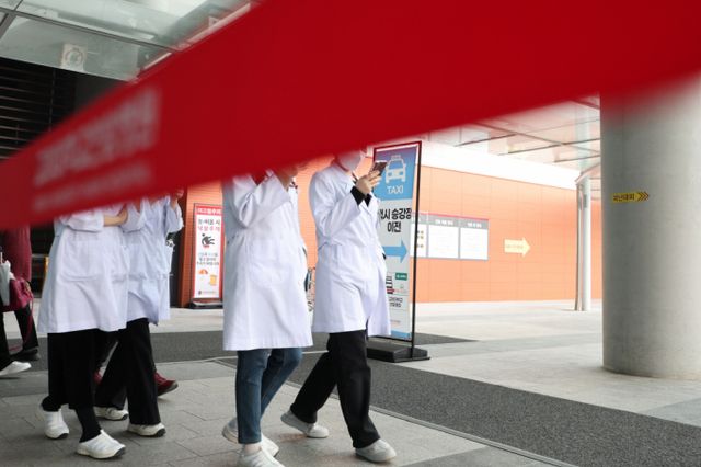 급감했던 대형병원의 수술 건수가 의정 갈등 이전의 70% 이상 회복한 것으로 조사됐다. 사진은 20일 서울의 한 대학병원 의료진의 모습. /사진=뉴스1