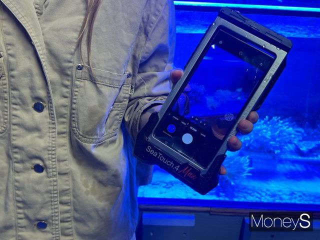 수중에서는 산호초나 물고기 등 피사체의 원색을 촬영하는 것이 어렵지만 삼성전자가 개발한 오션 모드는 이를 효과적으로 해결해준다. 사진은 지난 23일(현지시간) 연구소의 한 학생이 오션 모드를 설명하는 모습. /사진=김성아 기자