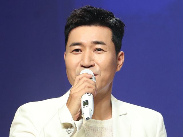 가수 김종민이 여자친구의 사진을 '미운 우리 새끼' 멤버들에게 공개했다. /사진=뉴스1