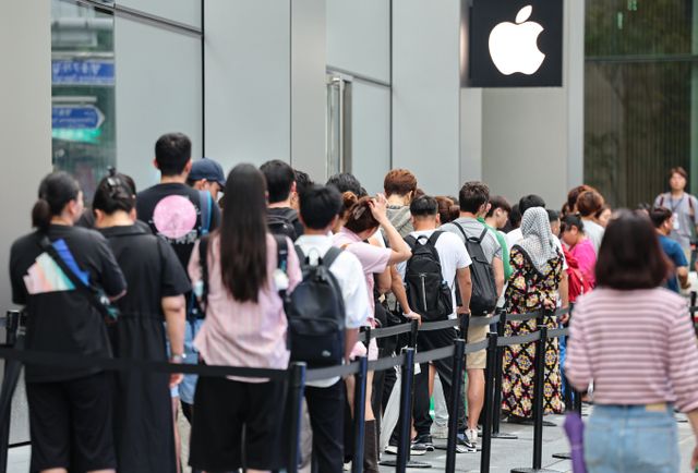 삼성의 갤럭시 AI와 애플 인텔리전스의 AI폰 경쟁은 올해 본격화될 것으로 보인다. 사진은 지난해 9월 서울 중구 명동 애플스토어 앞에서 시민들이 애플의 스마트폰 '아이폰 16시리즈'를 구매하기 위해 대기하고 있는 모습. /사진=뉴스1