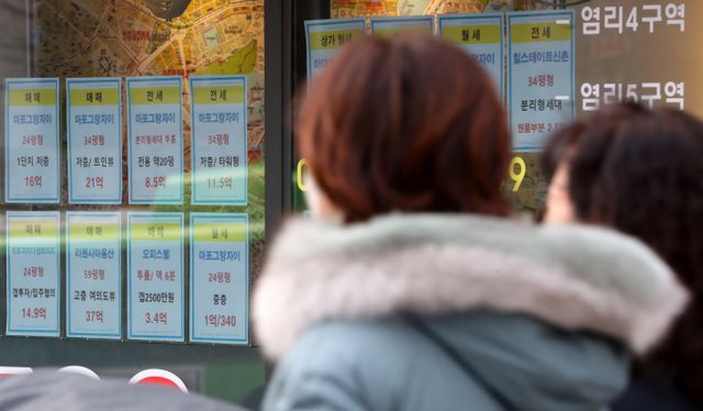  고금리와 경기침체 영향으로 빌라와 오피스텔 월세가 계속해서 뛰고 있다. 6일 한국부동산원에 따르면 서울 연립·다세대(빌라) 월세가격지수는 지난해 11월 104.87로 2023년 2월(100.84)부터 22개월 연속 오름세다. 오피스텔 월세가격지수는 지난해 11월 101.58로 같은 해 1월(100.9)부터 11개월째 상승했다. 6일 서울 시내의 한 부동산 앞에 오피스텔 매물 가격표가 붙어있다./사진=뉴시스