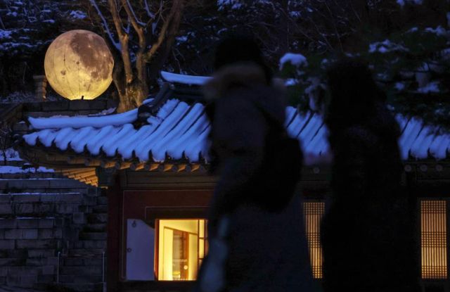 사진은 창경궁을 찾은 시민들이 풍기대에 설치된 보름달 모형을 관람하는 모습. /사진=뉴스1