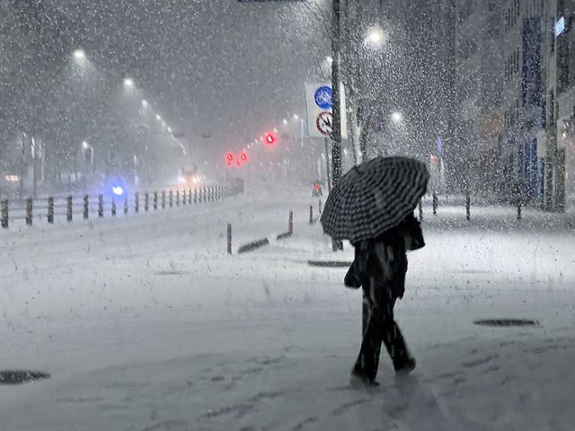 설 명절 연휴 사흘째이자 대설특보가 발효된 27일 밤 서울 송파구 거리에서 시민이 쏟아지는 눈발을 헤치며 발걸음을 재촉하고 있다. /사진=뉴스1