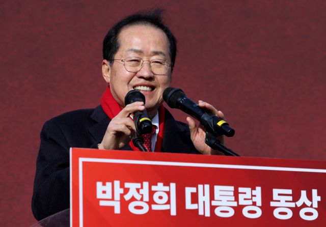 홍준표 대구시장이 최근 여론조사에서 20대 지지율에서 이재명 더불어민주당 대표를 앞섰다. 홍준표 대구시장이 지난해 12월23일 대구 동대구역 광장에서 열린 박정희 동상 제막식에서 축사를 하고 있다. /사진=뉴시스 