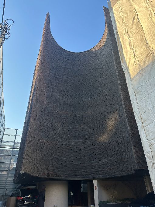 파티세리뮤흐는 단순 디저트 가게가 아닌 새로운 미식 문화를 제시하는 디저트 부띠끄다. 사진은 보보스한남 건물. /사진=다이어리알