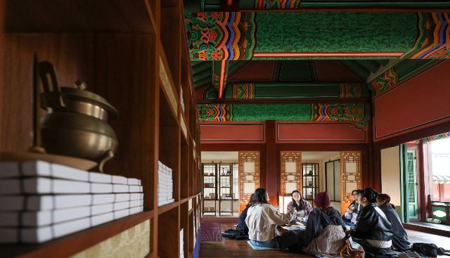 사진은 창덕궁 궐내각사 권역 규장각에서 독서모임 회원들이 독서·토론을 하는 모습. /사진=뉴시스