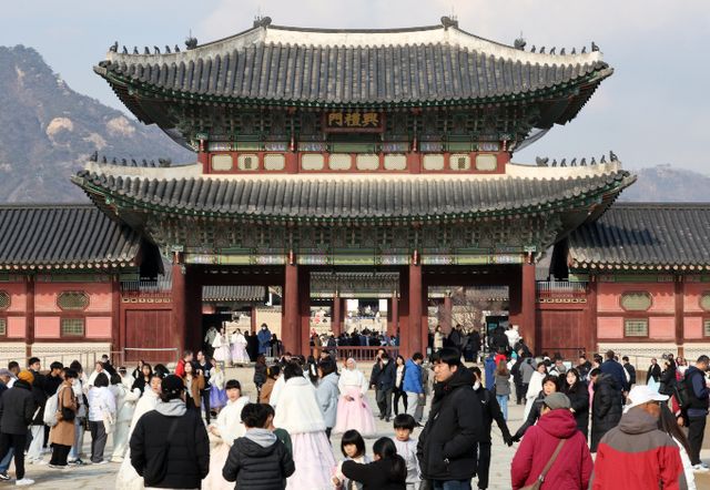 설 연휴 기간인 오는 25~30일 서울 고궁 4곳(경복궁·창덕궁·창경궁·덕수궁)에 무료로 입장할 수 있다. 사진은 경복궁에 북적이는 관광객들의 모습. /사진=뉴시스