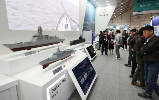 한국형 차기 구축함(KDDX) 상세설계와 초도함 건조업체가 3월 중 결정될 전망이다. 지난해 4월 경남 창원시 진해구 해군사관학교에서 열린 '2024 이순신방위산업전(YIDEX)'에서 참석자들이 한화오션 부스에서 한국형 차기 구축함(KDDX) 개념설계 모형과 울산급 배치-III 호위함, 장보고-III 배치-II 잠수함 등을 둘러보고 있다. /뉴스1