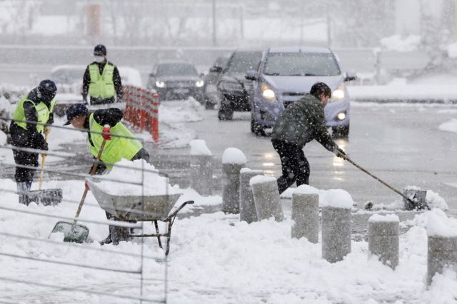 설날인 오늘 전국이 대체로 흐리고 많은 지역에서 눈이 내릴 것으로 보인다. 설 연휴 많은 양의 눈이 내린 지난 28일 경기 용인시 기흥휴게소에서 관계자들이 제설 작업을 하고 있다. /사진=뉴시스
