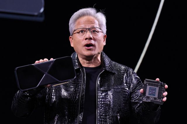  젠슨 황 엔비디아 최고경영자(CEO)가 세계 최대 IT(정보기술)·가전 전시회 'CES 2025' 개막을 하루 앞둔 6일(현지시간) 미국 네바다주 라스베이거스 만달레이베이 컨벤션센터에서 가진 기조연설에서 최신 인공지능(AI) 가속기 '블랙웰(Blackwell)'을 탑재한 지포스 RTX 50 시리즈 그래픽 카드를 공개하고 있다. /사진=뉴스1
