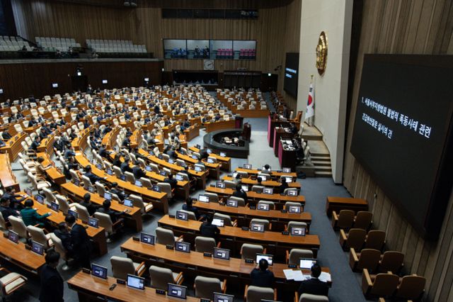 우원식 국회의장이 23일 오후 서울 여의도 국회 본회의장에서 열린 제421회 국회(임시회) 제2차 본회의에서 서울서부지방법원 불법적 폭동사태 관련 긴급현안질문 실시의 건을 상정하고 있다./사진=뉴스1