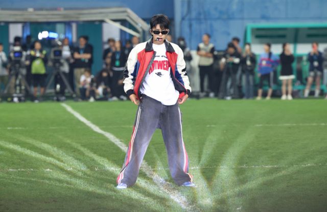  12일 오후 대전 유성구 대전월드컵경기장에서 열린 쿠팡플레이와 함께하는 하나은행 자선축구대회 팀 히어로와 팀 기성용의 경기, 임영웅이 하프타임쇼 무대를 선보이고 있다./사진=뉴시스